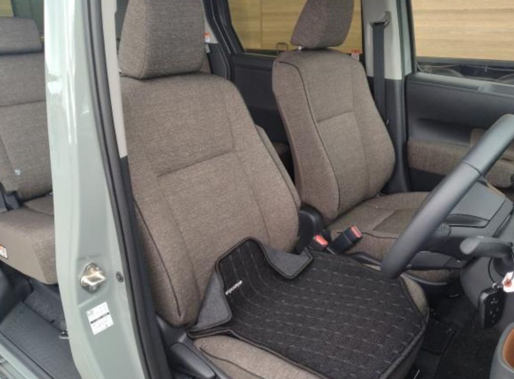 Front seats in brown fabric