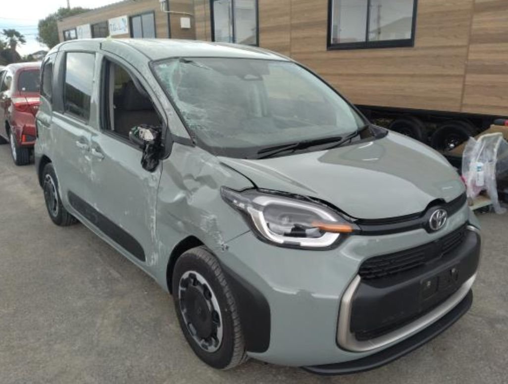 Front right of the Sienta with a smashed windscreen, broken mirror and crushed front door