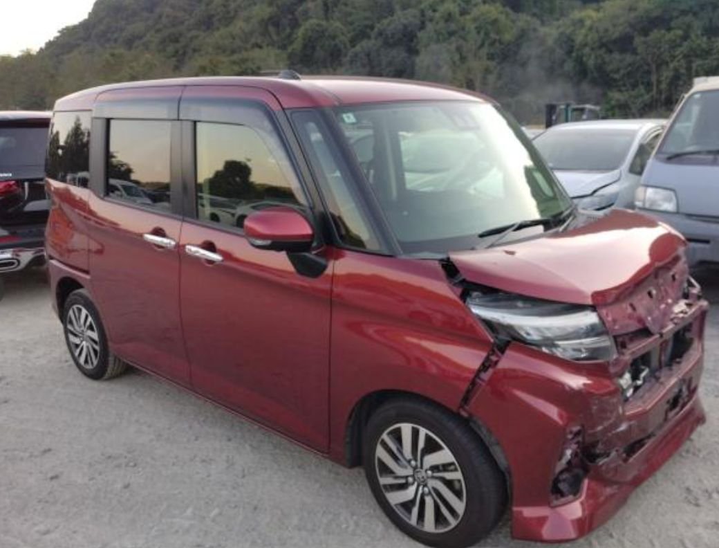 Wine red Toyota Roomy with heavy front-right damage