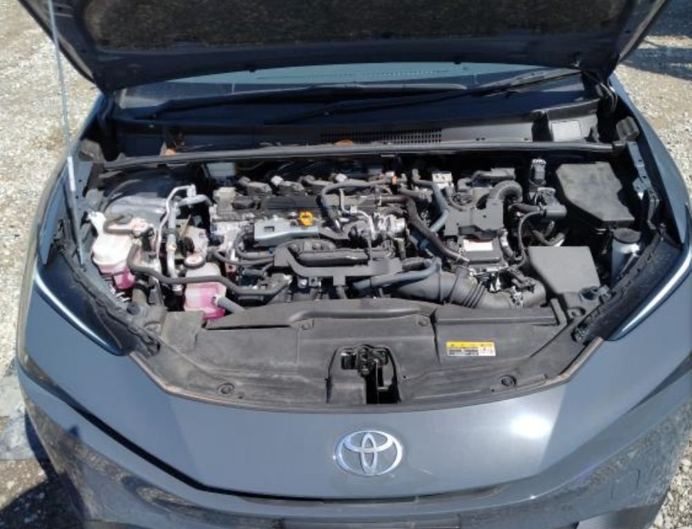 Engine bay of the 2.0 L hybrid