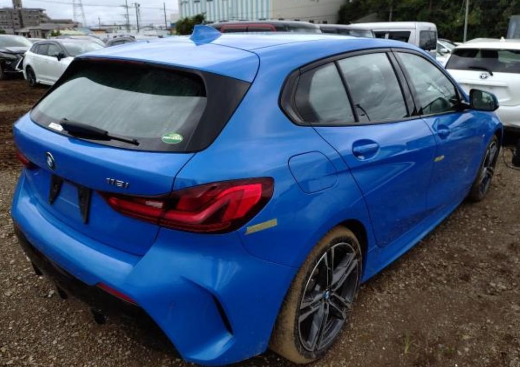 Rear left of the BMW 118i with the 118i badge