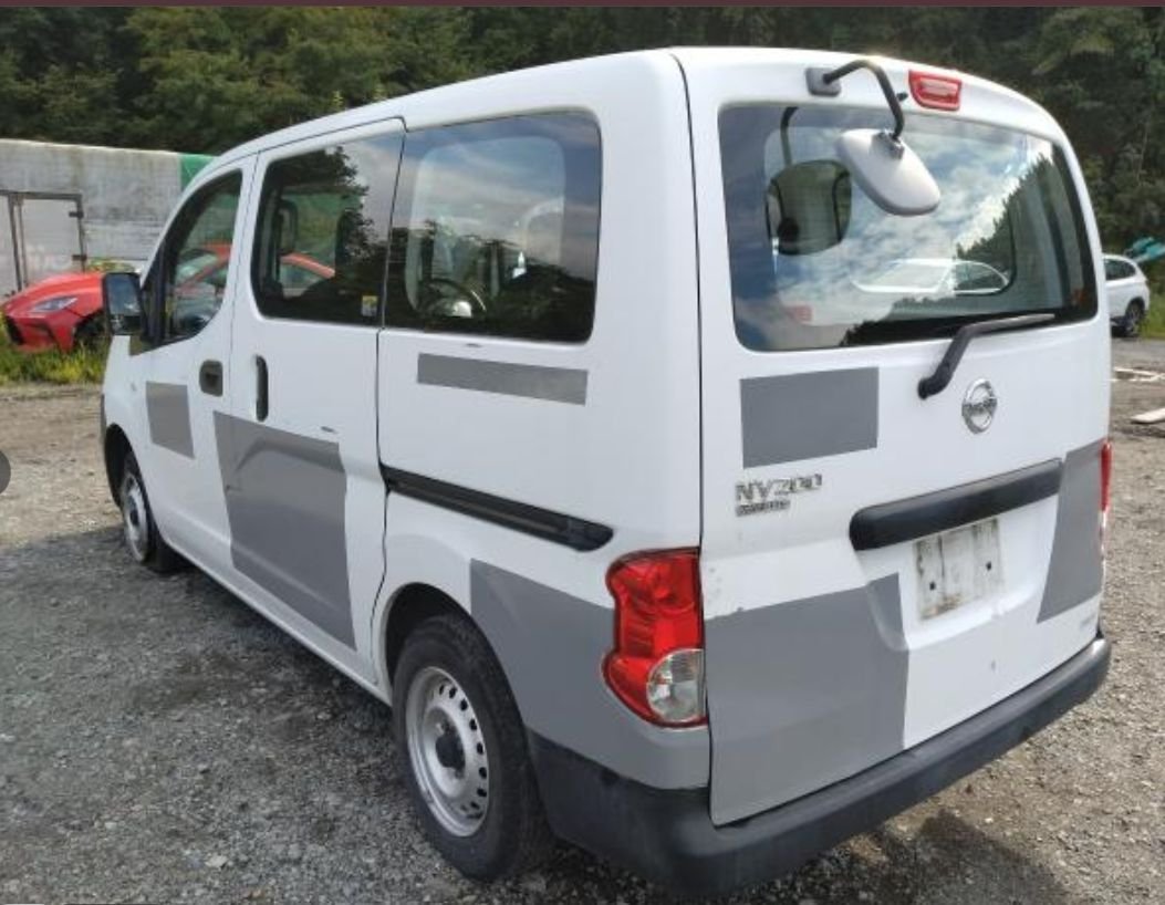 Rear left of the Nissan NV200