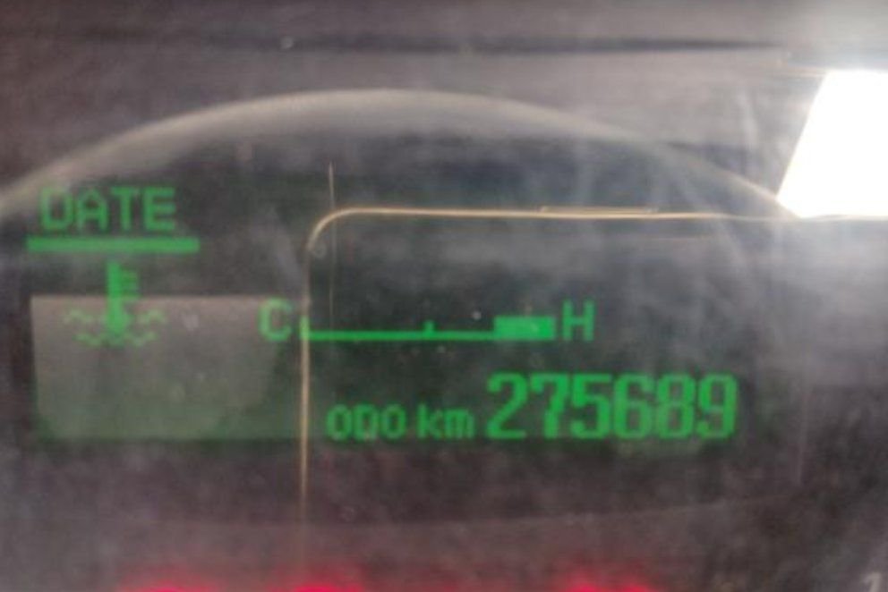 Odometer showing 275,689 km