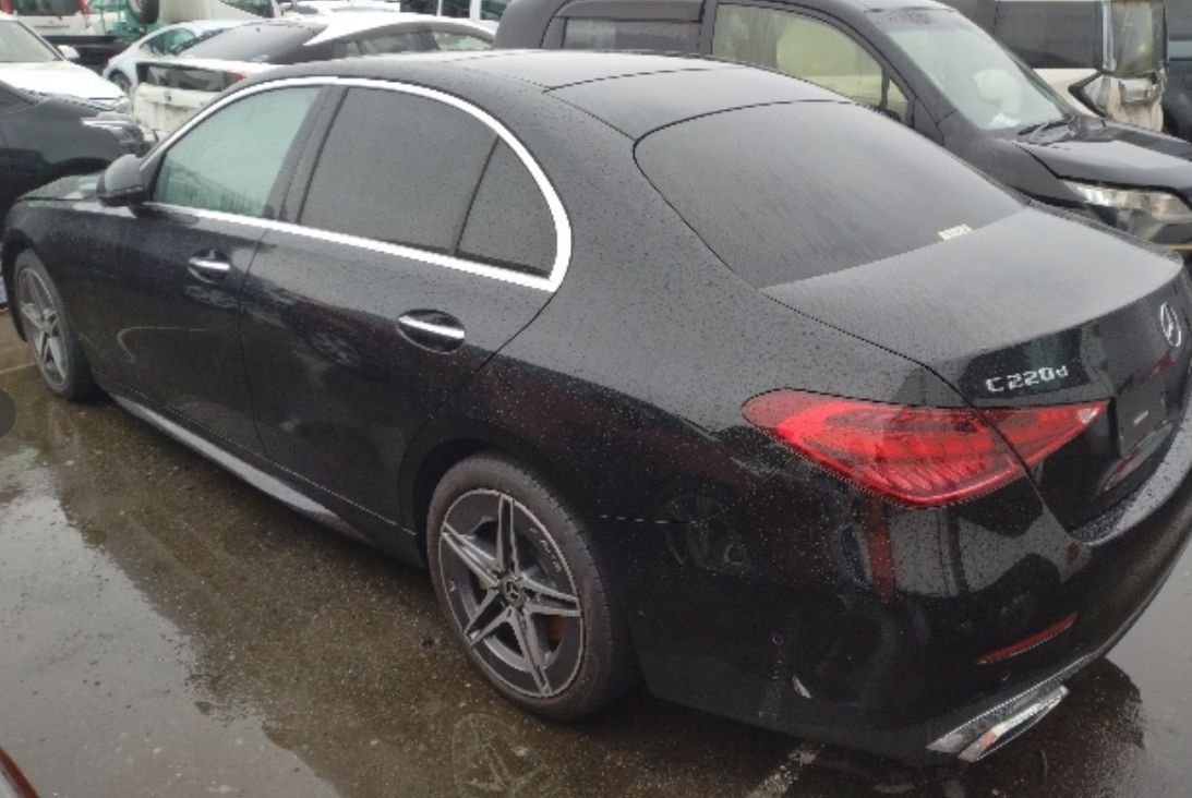 Rear left of the Mercedes-Benz with the C220d badge
