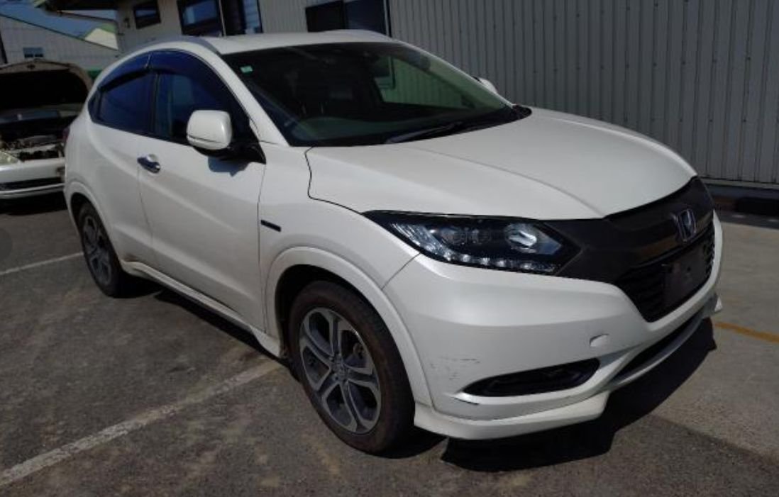 Front right of the Honda Vezel with scuffs on the front bumper