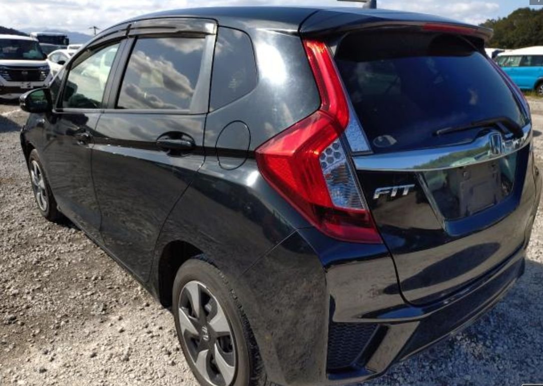 Rear left of the Honda Fit Hybrid