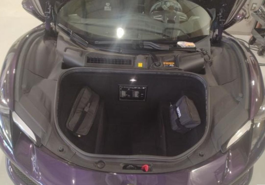 Front luggage compartment