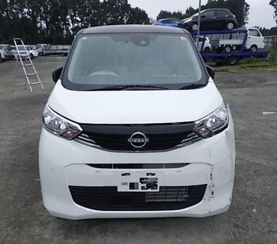 Front of the Nissan Dayz showing the damaged bumper corner