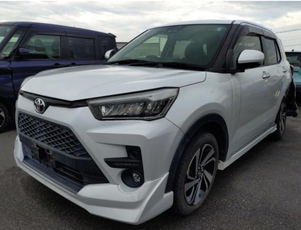 Pearl white Toyota Raize seen from the front left