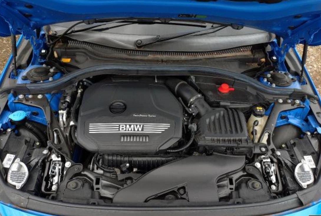 Engine bay of the 1.5 L TwinPower Turbo engine