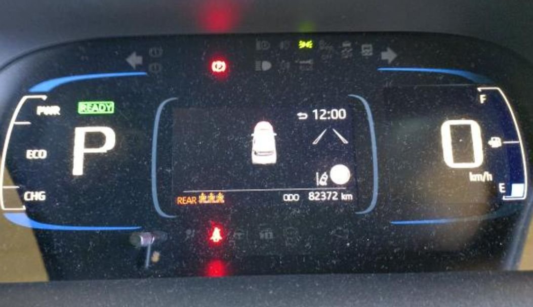 Instrument cluster showing 82,372 km
