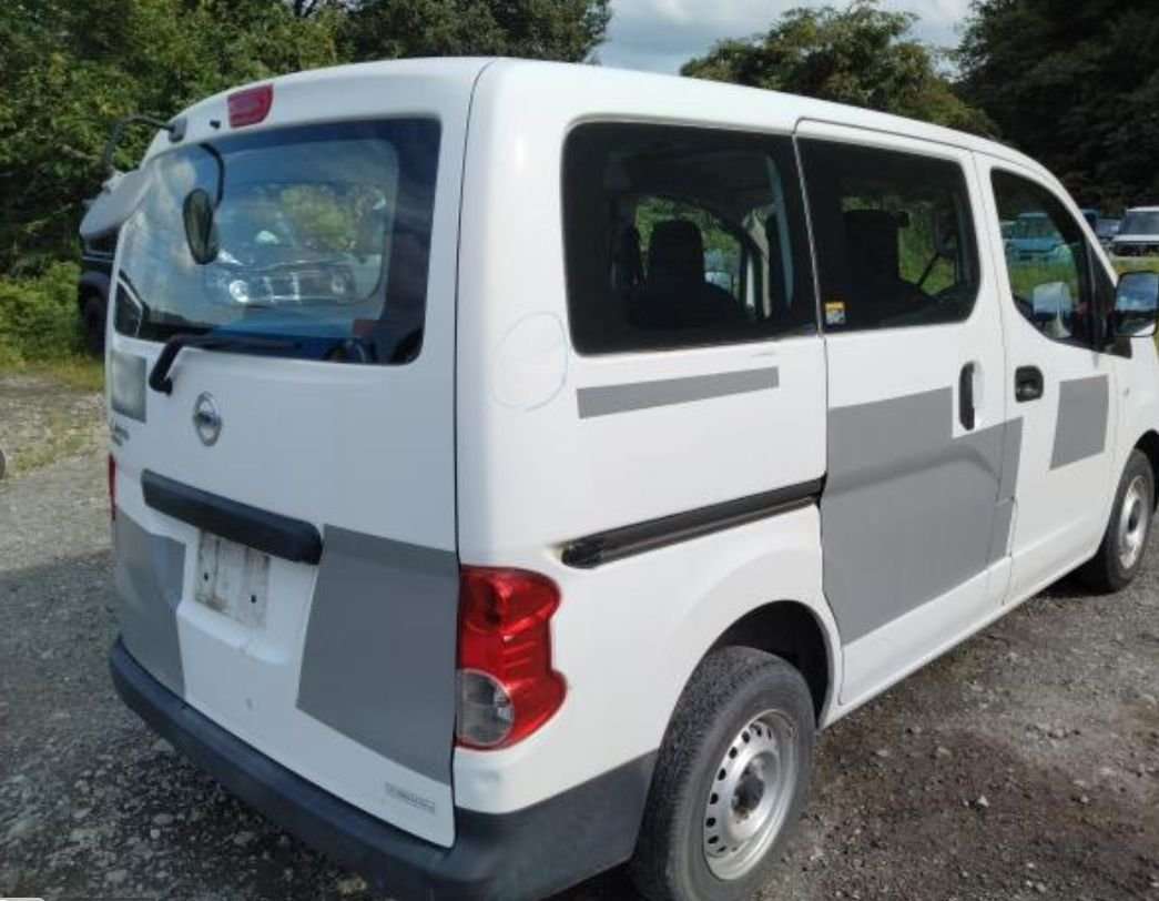 Rear right of the Nissan NV200