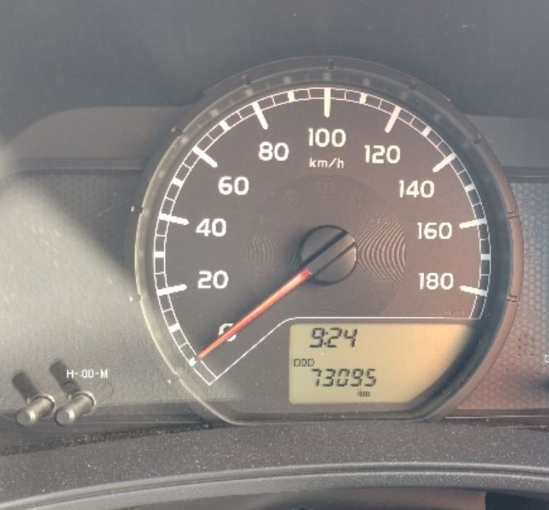 Odometer showing 73,095 km
