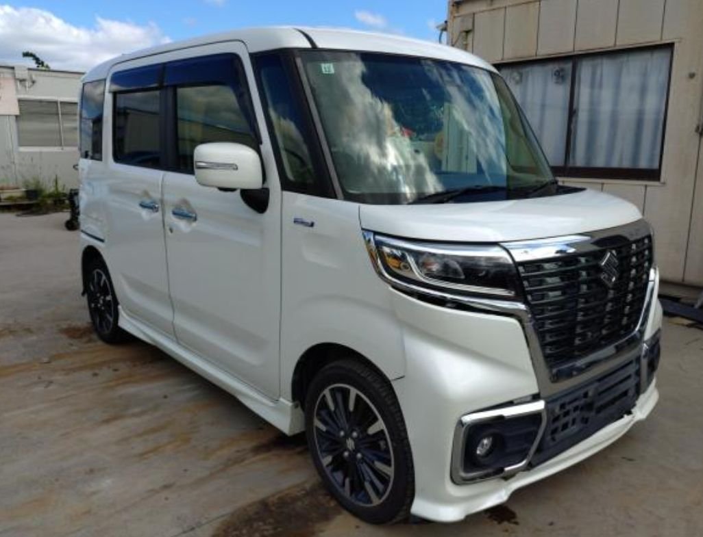 Front right of the Spacia Custom