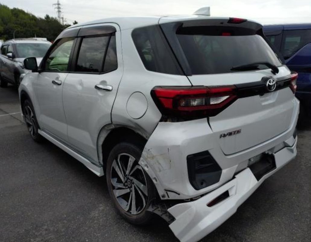 Rear left of the Raize with the rear bumper torn and the quarter panel crushed