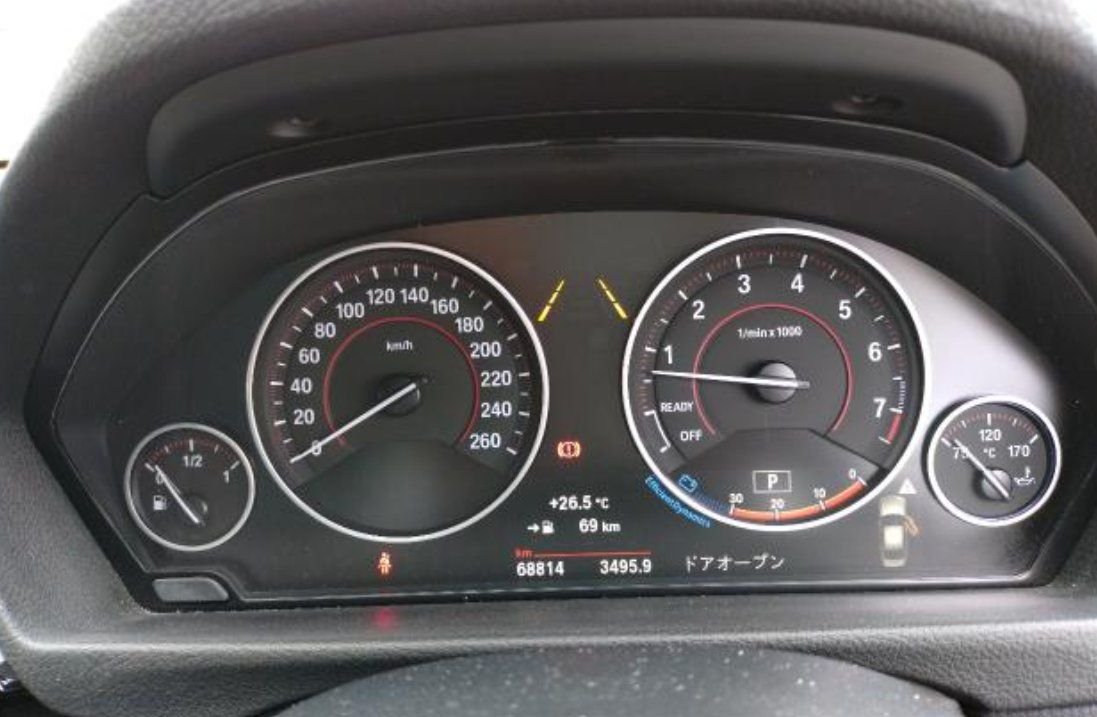 Instrument cluster showing 68,814 km