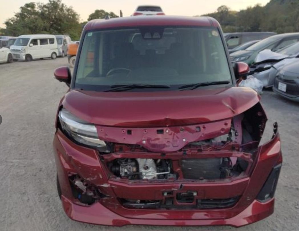 Front of the Toyota Roomy with the bumper and grille torn away