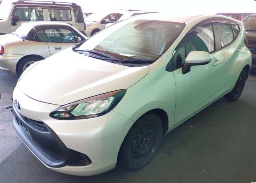 Pearl white Toyota Aqua seen from the front left