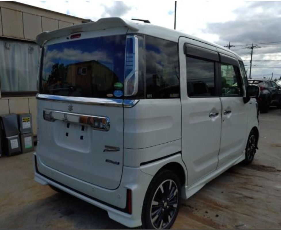 Rear right of the Spacia Custom with roof spoiler