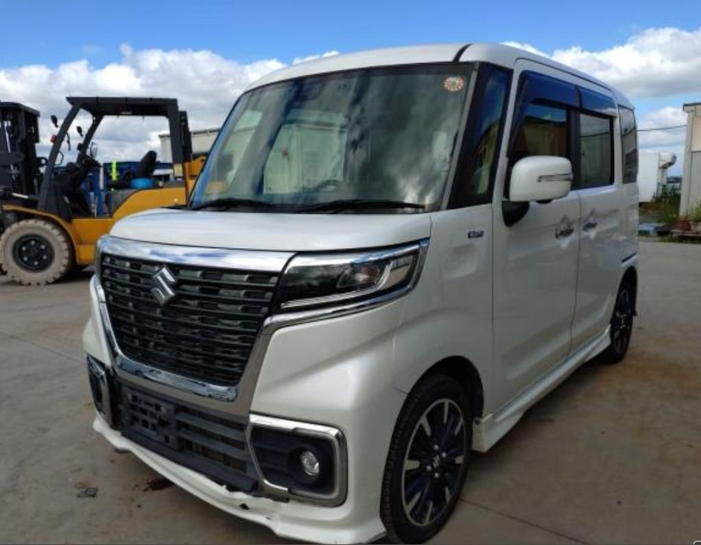 Pearl white Suzuki Spacia Custom seen from the front left