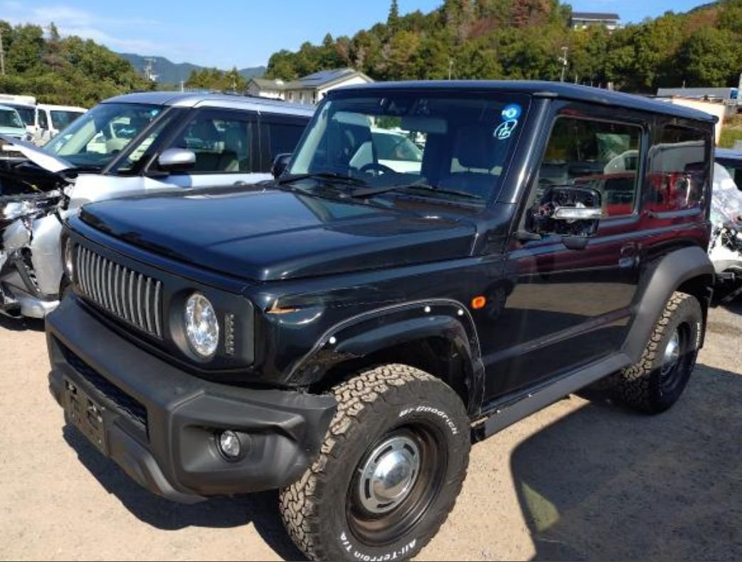 Front of the Jimny Sierra showing the broken door mirror